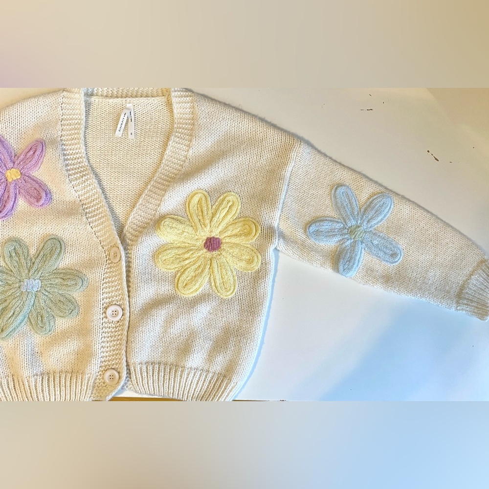 SOLD Creme/white Knit Cardigan with embroidered Pastel Flowers from Dreamers - Picture 5 of 9